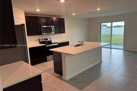 Casa en alquiler en Ocala, Florida, 5 dormitorios, 242.01 m2 № 2058030 - foto 2