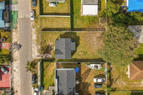 House in Miami, Florida 2 bedrooms, 69.12 sq.m. № 2031830 - photo 27