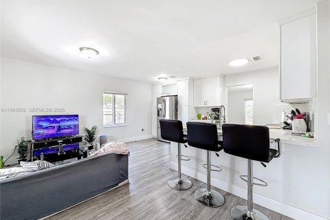House in Miami, Florida 2 bedrooms, 69.12 sq.m. № 2031830 - photo 7