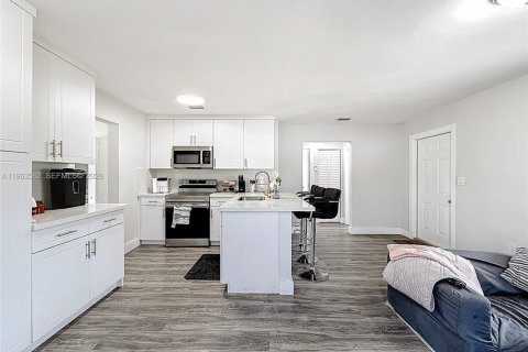 House in Miami, Florida 2 bedrooms, 69.12 sq.m. № 2031830 - photo 9