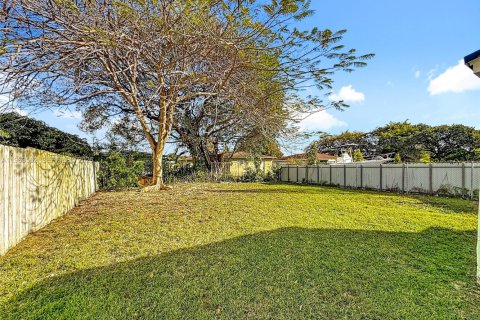 House in Miami, Florida 2 bedrooms, 69.12 sq.m. № 2031830 - photo 22