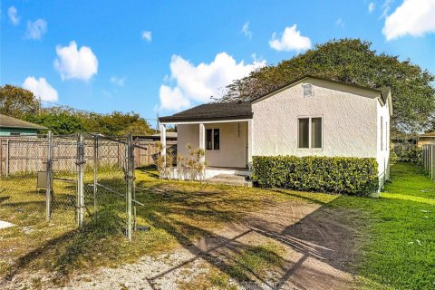 House in Miami, Florida 2 bedrooms, 69.12 sq.m. № 2031830 - photo 4