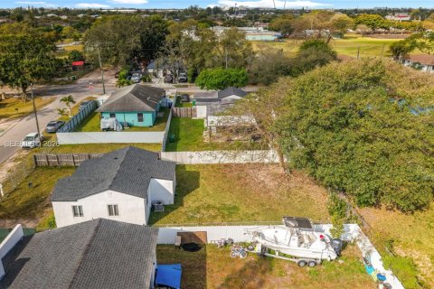 House in Miami, Florida 2 bedrooms, 69.12 sq.m. № 2031830 - photo 26