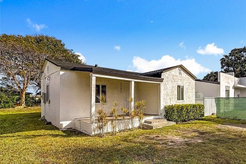 House in Miami, Florida 2 bedrooms, 69.12 sq.m. № 2031830 - photo 5