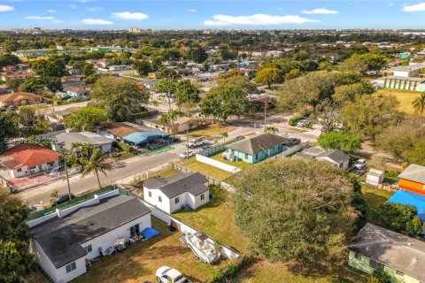 House in Miami, Florida 2 bedrooms, 69.12 sq.m. № 2031830 - photo 28