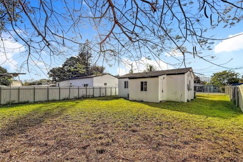 House in Miami, Florida 2 bedrooms, 69.12 sq.m. № 2031830 - photo 23