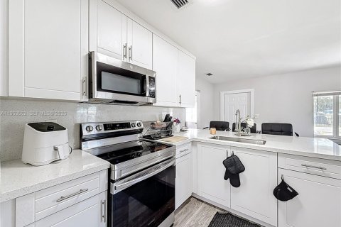 House in Miami, Florida 2 bedrooms, 69.12 sq.m. № 2031830 - photo 12