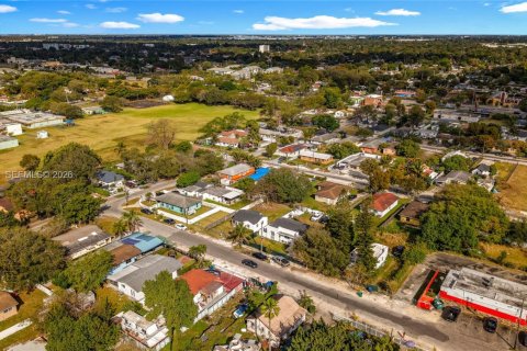 House in Miami, Florida 2 bedrooms, 69.12 sq.m. № 2031830 - photo 2