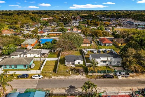 House in Miami, Florida 2 bedrooms, 69.12 sq.m. № 2031830 - photo 3