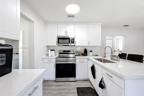 House in Miami, Florida 2 bedrooms, 69.12 sq.m. № 2031830 - photo 11