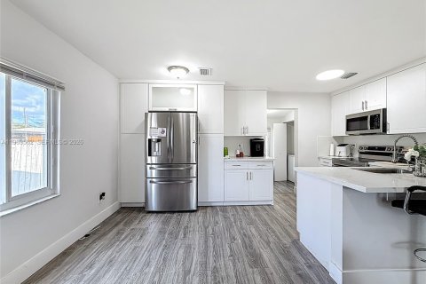 House in Miami, Florida 2 bedrooms, 69.12 sq.m. № 2031830 - photo 8