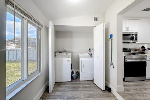 House in Miami, Florida 2 bedrooms, 69.12 sq.m. № 2031830 - photo 20