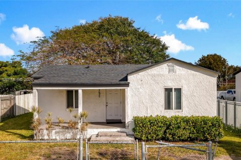 House in Miami, Florida 2 bedrooms, 69.12 sq.m. № 2031830