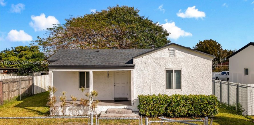 House in Miami, Florida 2 bedrooms, 69.12 sq.m. № 2031830