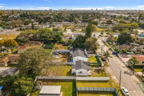 House in Miami, Florida 2 bedrooms, 69.12 sq.m. № 2031830 - photo 29