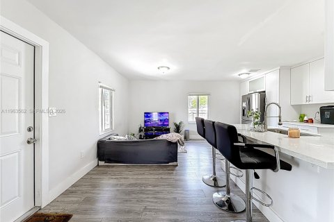 House in Miami, Florida 2 bedrooms, 69.12 sq.m. № 2031830 - photo 6