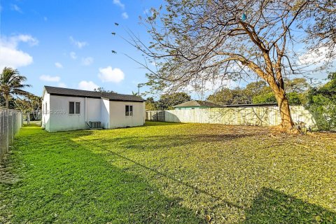 House in Miami, Florida 2 bedrooms, 69.12 sq.m. № 2031830 - photo 25