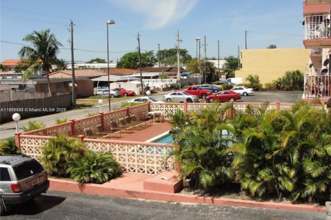 Condo in Miami, Florida, 1 bedroom  № 1893274 - photo 12