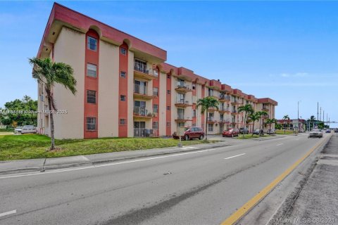 Condo in Miami, Florida, 1 bedroom  № 1893274 - photo 13