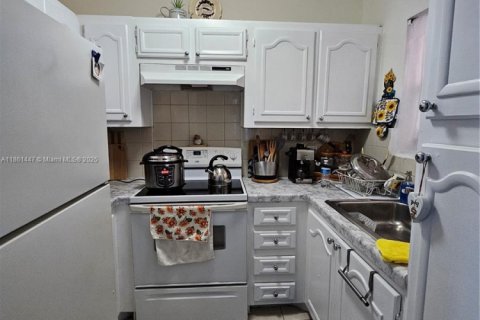 Condo in Miami, Florida, 1 bedroom  № 1893274 - photo 2