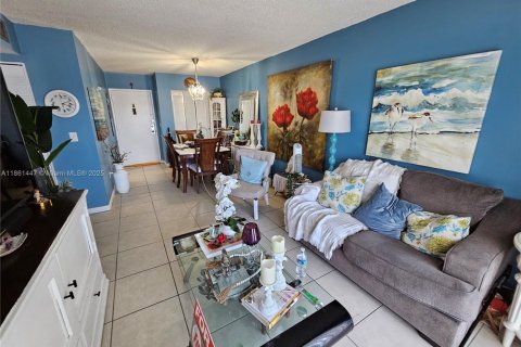 Condo in Miami, Florida, 1 bedroom  № 1893274 - photo 5