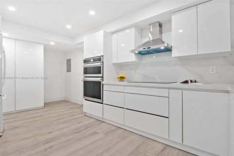 Condo in Key Biscayne, Florida, 2 bedrooms  № 1961813 - photo 11