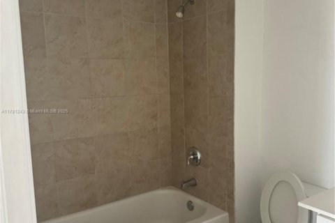 Снять в аренду кондоминиум в Майами, Флорида 2 спальни, 78.97м2, № 2034621 - фото 8