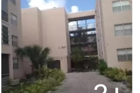 Condominio en venta en Lauderdale Lakes, Florida, 1 dormitorio, 69.58 m2 № 1217438 - foto 1