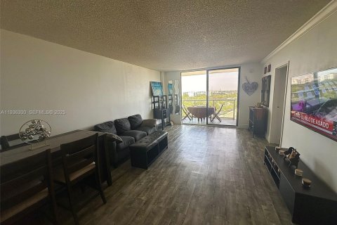 Copropriété à vendre à North Miami, Floride: 2 chambres, 97.55 m2 № 2088443 - photo 15