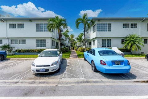 Condominio en alquiler en Bay Harbor Islands, Florida, 2 dormitorios, 101.45 m2 № 1922057 - foto 11