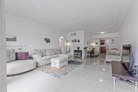 Condominio en alquiler en Bay Harbor Islands, Florida, 2 dormitorios, 101.45 m2 № 1922057 - foto 1