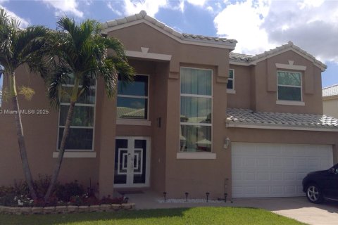House in Pembroke Pines, Florida 3 bedrooms, 179.77 sq.m. № 1716250 - photo 1