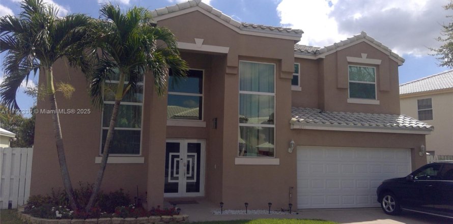 House in Pembroke Pines, Florida 3 bedrooms, 179.77 sq.m. № 1716250