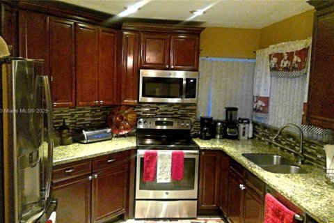 House in Pembroke Pines, Florida 3 bedrooms, 179.77 sq.m. № 1716250 - photo 10