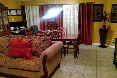 House in Pembroke Pines, Florida 3 bedrooms, 179.77 sq.m. № 1716250 - photo 9