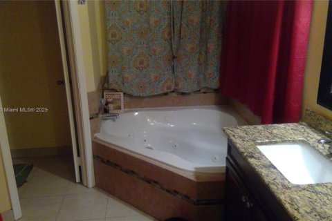 House in Pembroke Pines, Florida 3 bedrooms, 179.77 sq.m. № 1716250 - photo 4