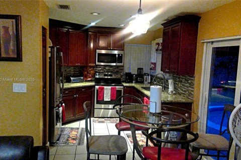 House in Pembroke Pines, Florida 3 bedrooms, 179.77 sq.m. № 1716250 - photo 11