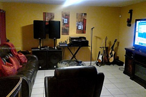 House in Pembroke Pines, Florida 3 bedrooms, 179.77 sq.m. № 1716250 - photo 13