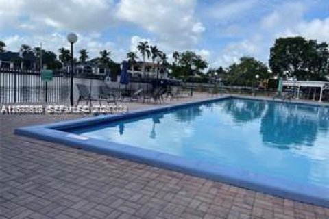 Copropriété à louer à Hallandale Beach, Floride: 2 chambres, 85.84 m2 № 2320312 - photo 4