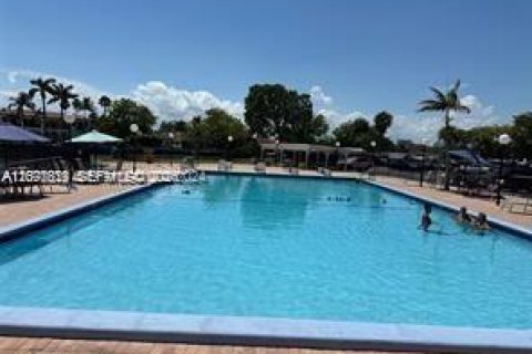 Copropriété à louer à Hallandale Beach, Floride: 2 chambres, 85.84 m2 № 2320312 - photo 5