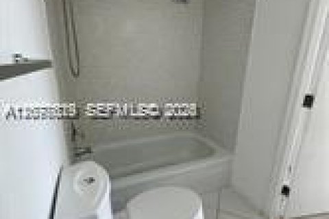 Copropriété à louer à Hallandale Beach, Floride: 2 chambres, 85.84 m2 № 2320312 - photo 15