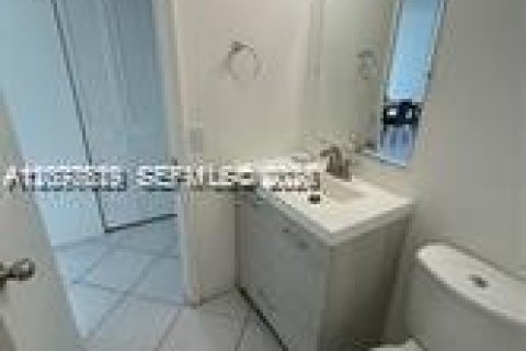 Copropriété à louer à Hallandale Beach, Floride: 2 chambres, 85.84 m2 № 2320312 - photo 20