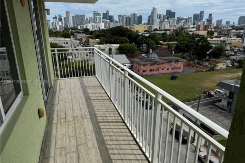 Condominio en alquiler en Miami, Florida, 2 dormitorios, 78.87 m2 № 2026424 - foto 2