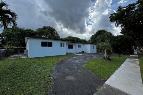 House in North Miami, Florida 3 bedrooms, 202.16 sq.m. № 1895474 - photo 2