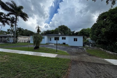 House in North Miami, Florida 3 bedrooms, 202.16 sq.m. № 1895474 - photo 1