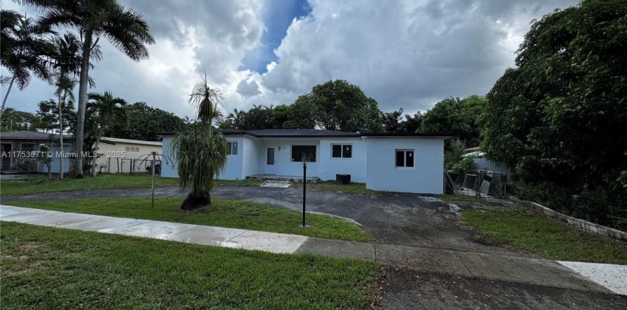 House in North Miami, Florida 3 bedrooms, 202.16 sq.m. № 1895474