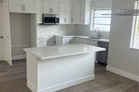 House in North Miami, Florida 3 bedrooms, 202.16 sq.m. № 1895474 - photo 6