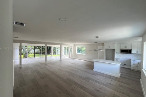 House in North Miami, Florida 3 bedrooms, 202.16 sq.m. № 1895474 - photo 18