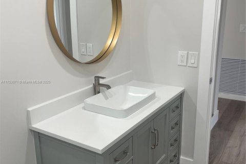 House in North Miami, Florida 3 bedrooms, 202.16 sq.m. № 1895474 - photo 12