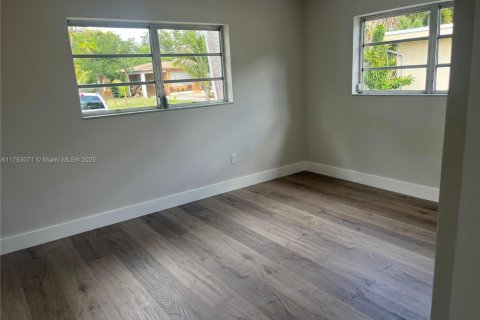 House in North Miami, Florida 3 bedrooms, 202.16 sq.m. № 1895474 - photo 8